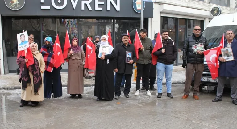 Vanlı aileler DEM Parti İl Başkanlığı önündeki eylemlerini sürdürdü