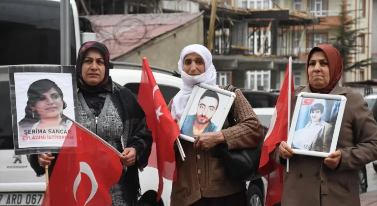 Vanlı aileler DEM Parti İl Başkanlığı önündeki eylemlerini sürdürüyor