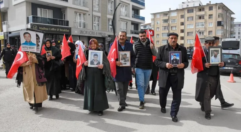 Vanlı aileler "evlat nöbeti"ni sürdürüyor