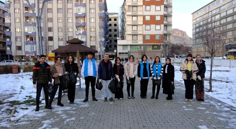 Vanlı gençler "çöpten sanata" çalışmasıyla geri dönüşüme dikkati çekiyor