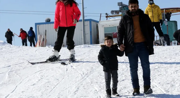 Yalnızçam Kayak Merkezi'nde hafta sonu yoğunluğu yaşandı