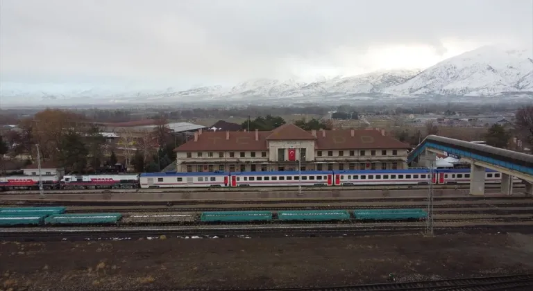 Yeni sezonun ilk seferine çıkan Turistik Doğu Ekspresi, Erzincan'a ulaştı