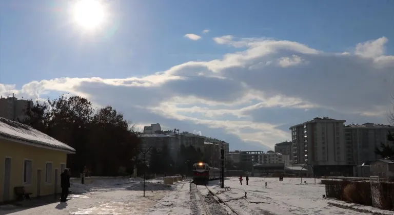 Yeni sezonun ilk seferine çıkan Turistik Doğu Ekspresi Erzurum'a ulaştı