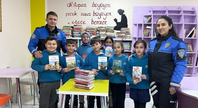 Yüksekova polisinden kütüphaneye kitap desteği