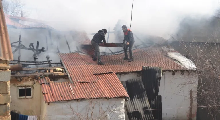 Yüksekova'da yangın çıkan ev kullanılamaz hale geldi